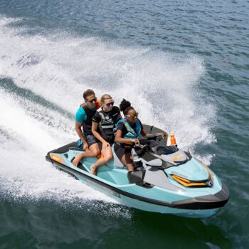 SeaDoo fahrend auf dem Wasser mit drei Personen