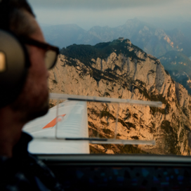 Pilot während Flug über Bergpanorama