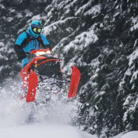 Fahrer macht Stunts mit Lynx Schneemobil im Schnee