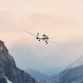 Aircraft bei einem Flug über Berglandschaft